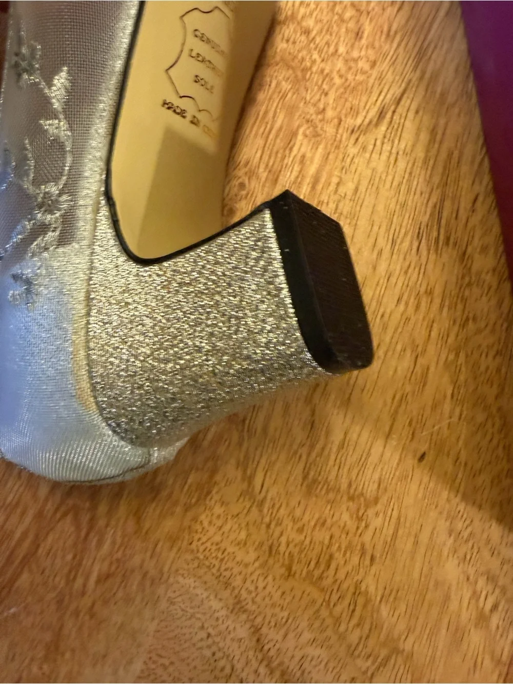 Dolce NWOT Elegant White & Silver mesh Embroidered formal heels. Size 7M.